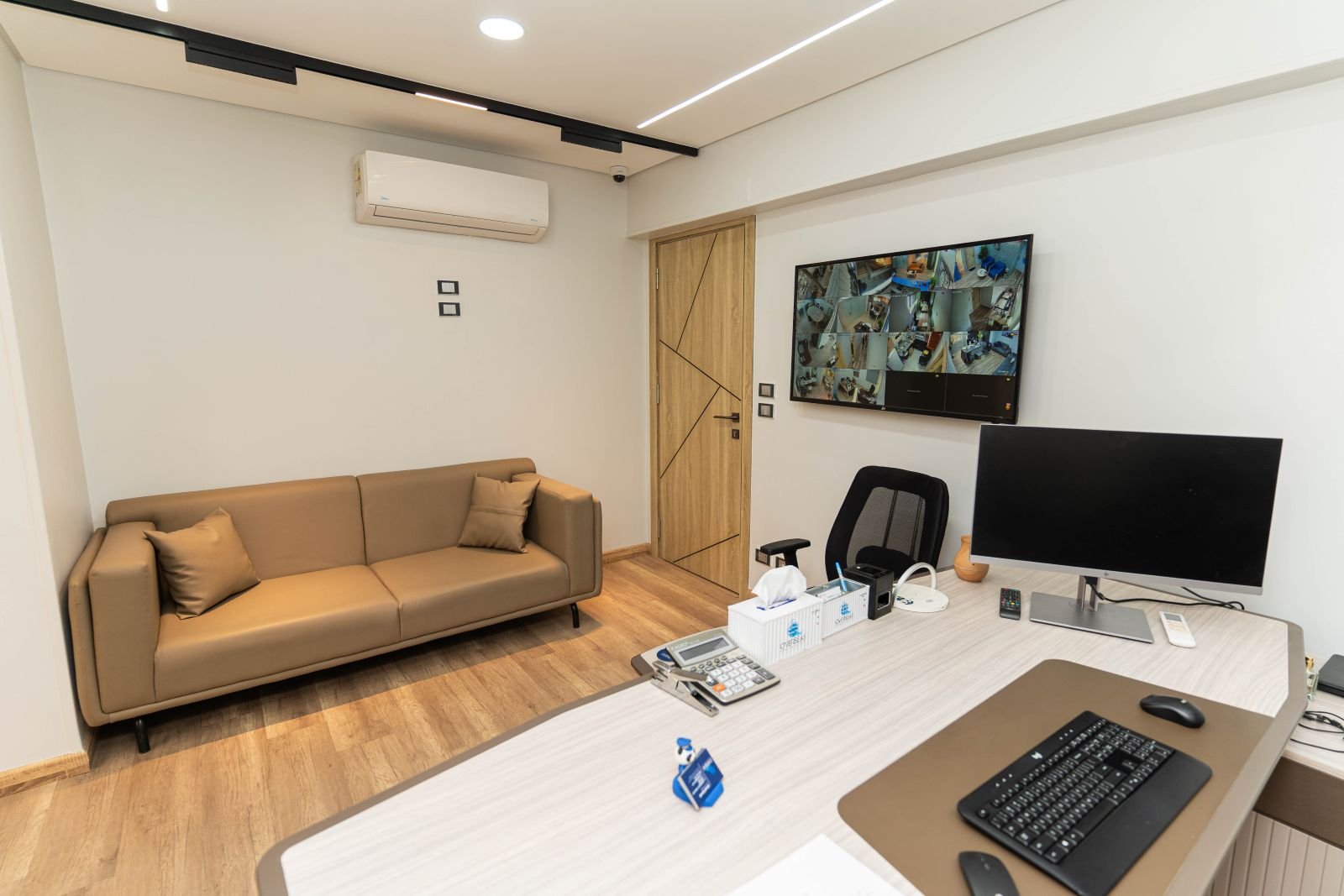 Overseas Office, photograph 4